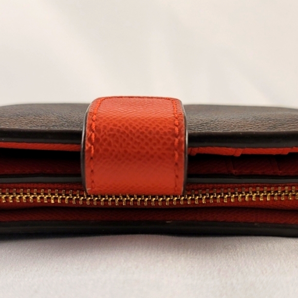Medium Corner Zip Wallet In Signature Canvas - Picture 6 of 6